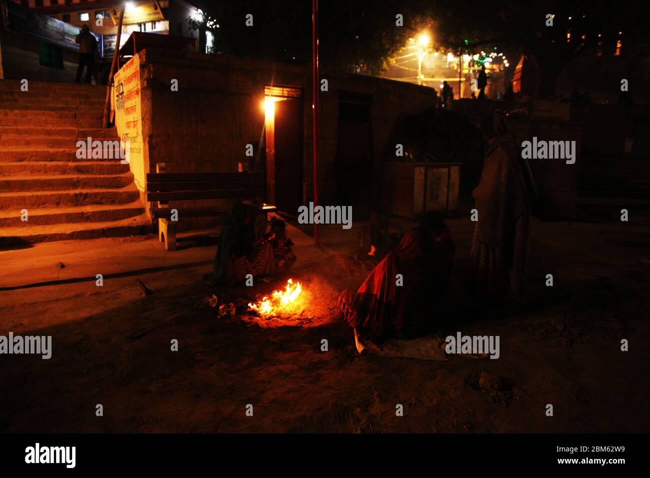 Varanasi antica India, pellegrini indù e devoti architettura cittadina Ghat, barche, il fiume Gange, Uttar Pradesh, India (Copyright © Saji Maramon) Foto Stock