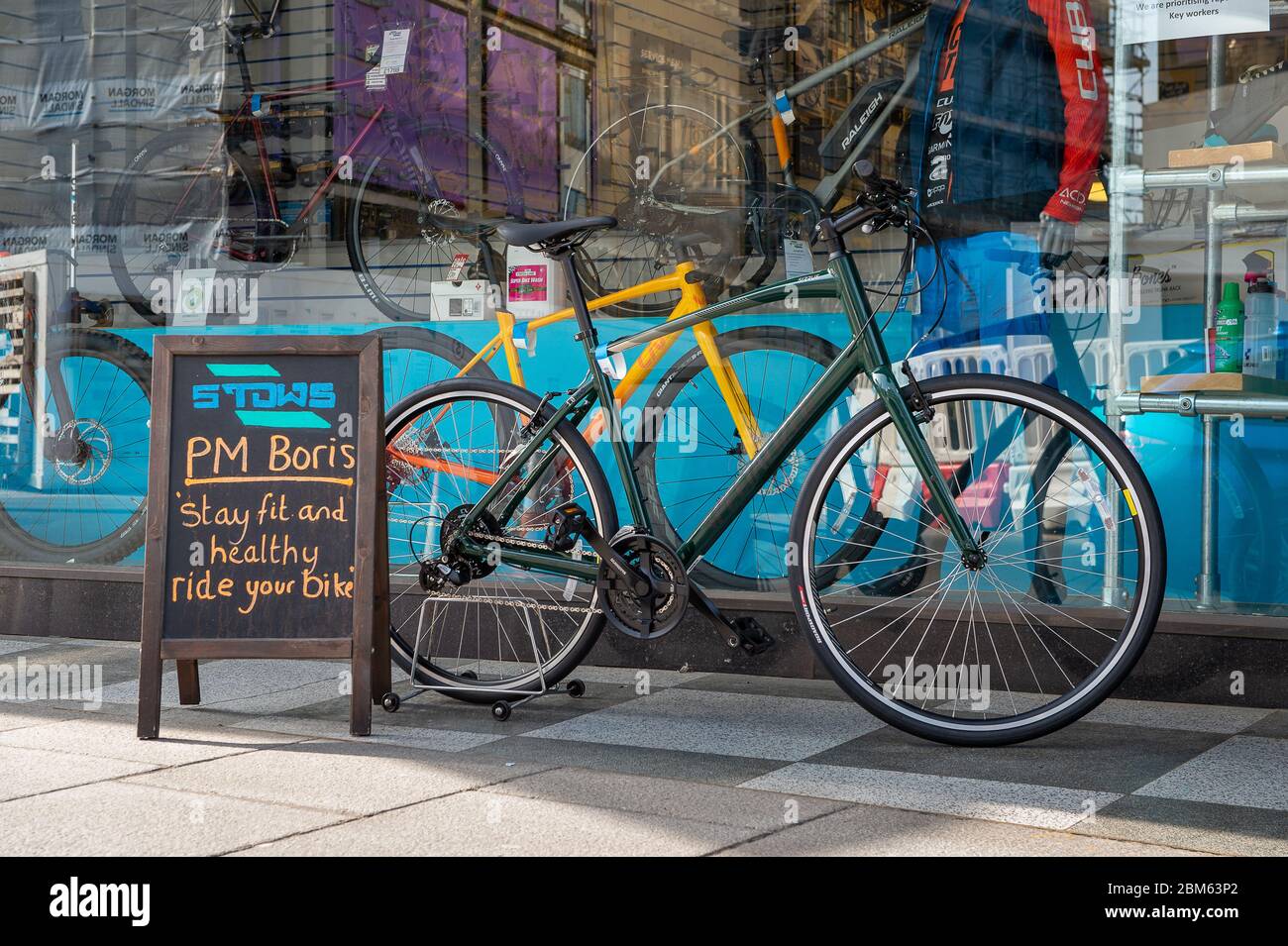 Slough, Berkshire, Regno Unito. 7 maggio 2020. Un cartello "PM Boris Stay FIT and healthly Ride Your BIKE" all'esterno del negozio di biciclette a Slough, Berkshire. Le vendite di bici sono aumentate durante il blocco Pandemic di Coronavirus Covid-19 ed è previsto che molta più gente userà le bici per ottenere al lavoro come il lockdown facilita. Credit: Maureen McLean/Alamy Live News Foto Stock