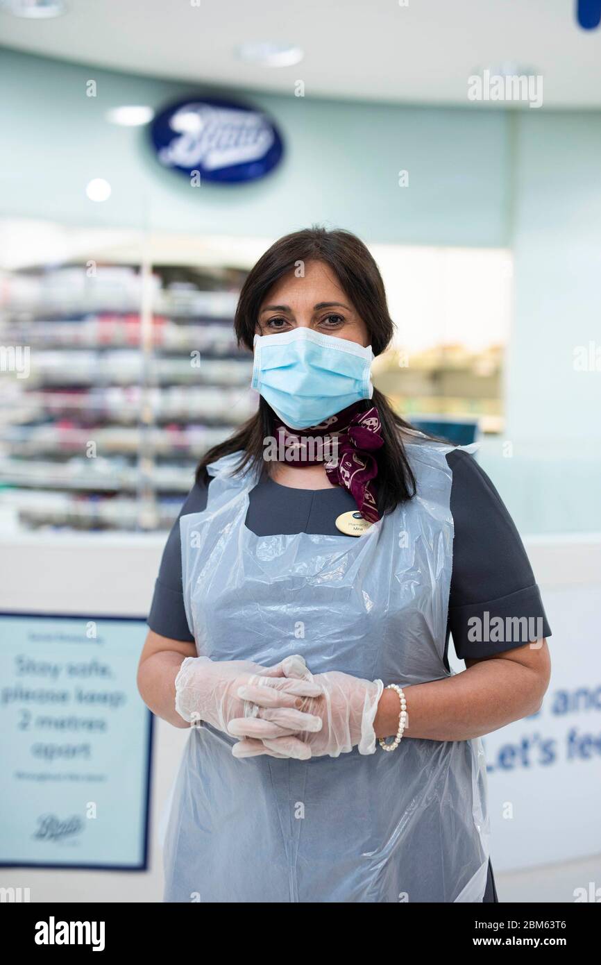 Il farmacista Mina Hunjan, prepara i farmaci per la consegna alle case di cura come Boots annuncia che la sua piattaforma di apprendimento della cura in linea deve essere reso libero agli infermieri e agli assistenti. Foto Stock