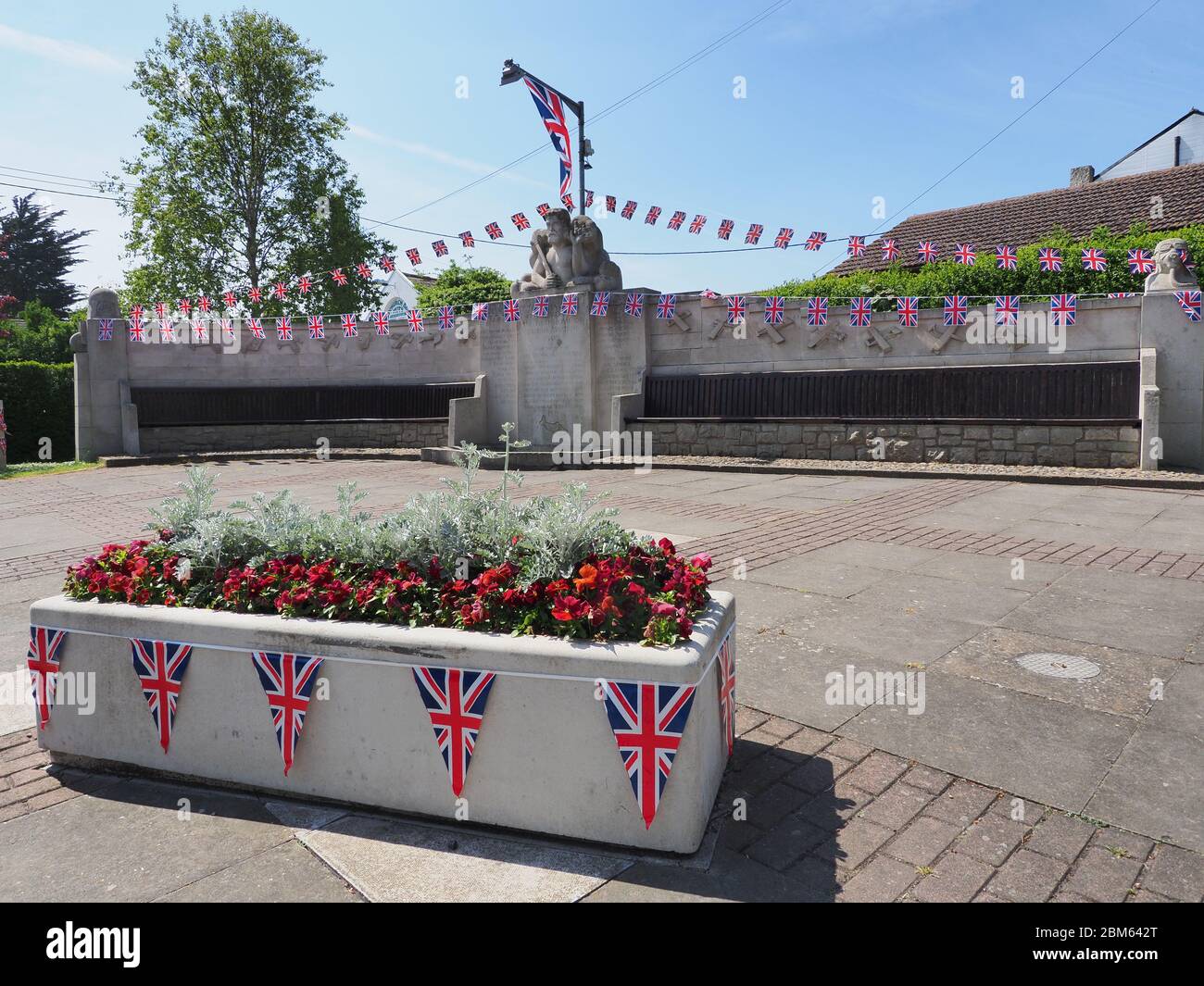 Eastchurch, Kent, Regno Unito. 7 maggio 2020. Preparazione del VE Day nel villaggio di Eastchurch, Kent. Eastchurch è conosciuta come la "casa dell'aviazione britannica", poiché Eastchurch ha visto il primo volo controllato da un pilota britannico sul suolo britannico. PIC: Il monumento a Eastchurch, inserito tra i "Casa dell'Aviazione", e i primi aviatori decorati con il batting. Credit: James Bell/Alamy Live News Foto Stock