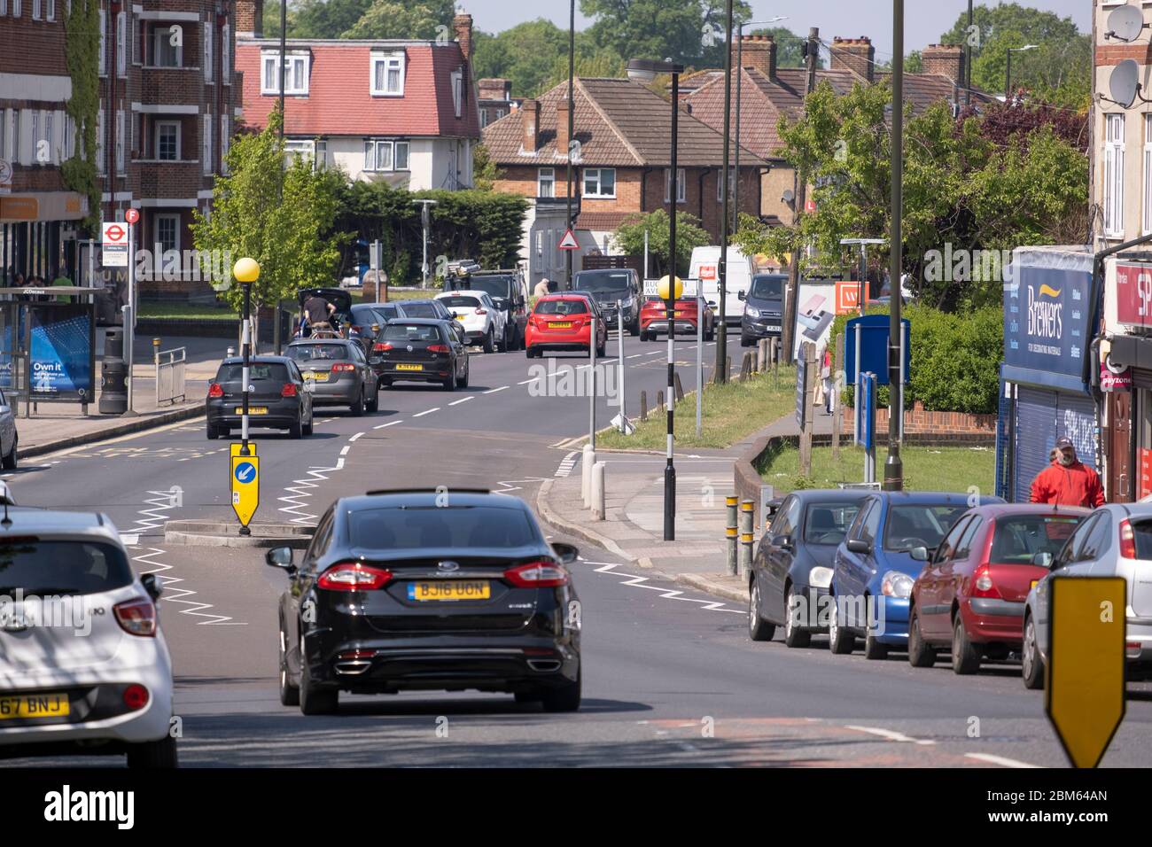 Morden, London Borough of Merton, UK. 7 maggio 2020. Aumento del traffico stradale che passa attraverso Morden sulla zona di blocco di Coronavirus giorno 45 tramite la B286 che conduce alla A3. Credit: Malcolm Park/Alamy Live News. Foto Stock