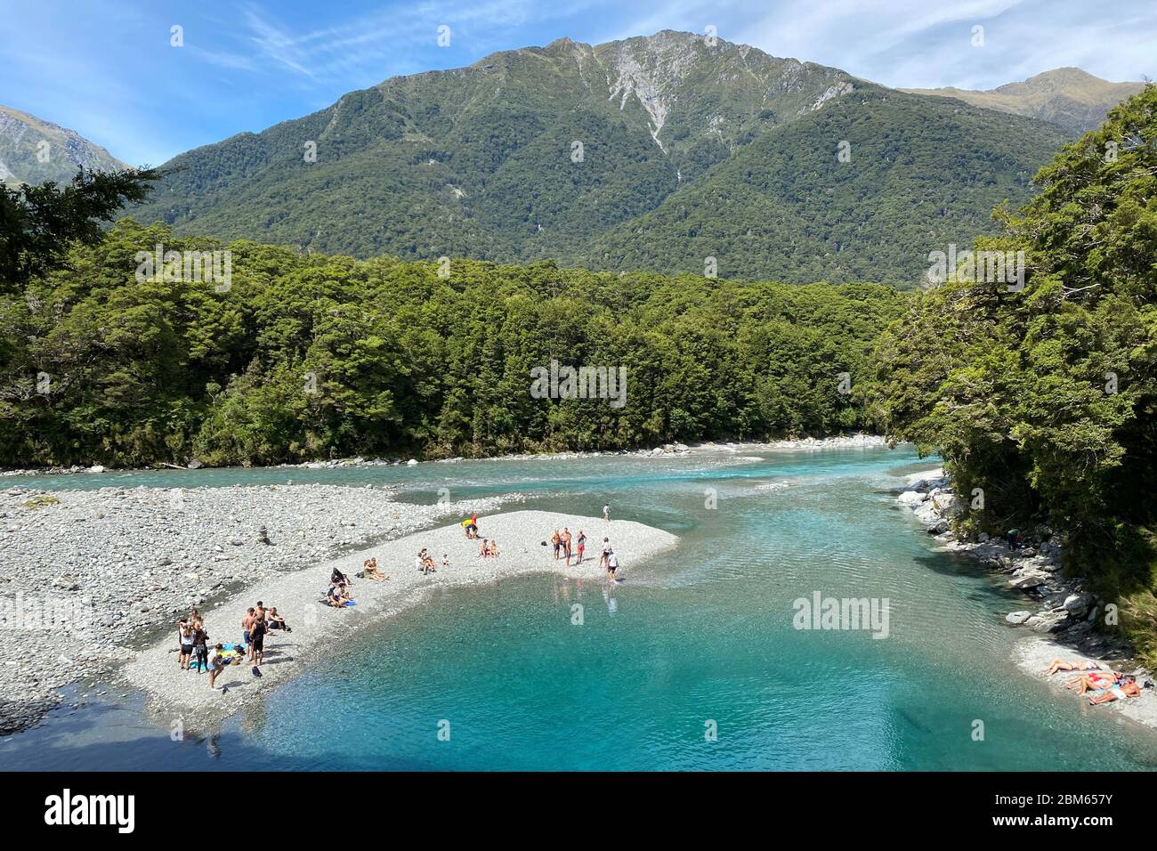 Limpide piscine blu turchesi nel fiume Makarora nel Parco Nazionale del Monte Aspiring, Nuova Zelanda Foto Stock