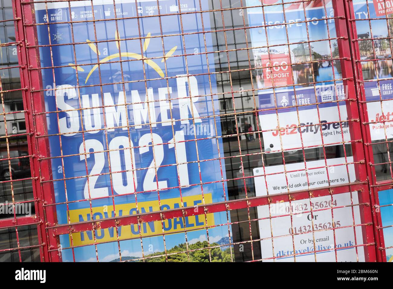 Maggio 2020 Coronavirus Lockdown Gran Bretagna un agente di viaggio chiuso mostra un poster che promuove le vacanze estive per il prossimo anno, nel 2021 Foto Stock