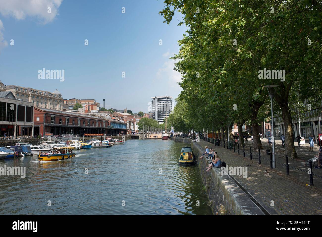 Vista lungo il porto galleggiante di Bristol, Regno Unito Foto Stock
