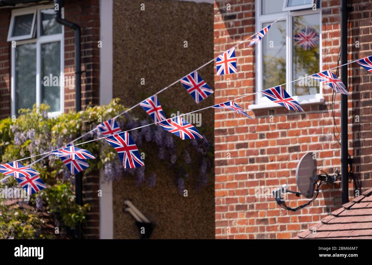 Morden, Surrey, Regno Unito. 7 maggio 2020. Union flag bunting drappeggiato da una casa nel sud-ovest di Londra Borough di Merton per celebrare il 75 ° anniversario della VE Day. Credit: Malcolm Park/Alamy Live News. Foto Stock