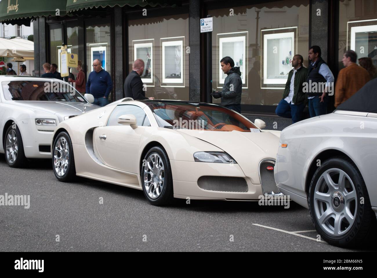White Cream Bugatti Car Outside Harrods a Knightsbridge, Londra SW1X Foto Stock