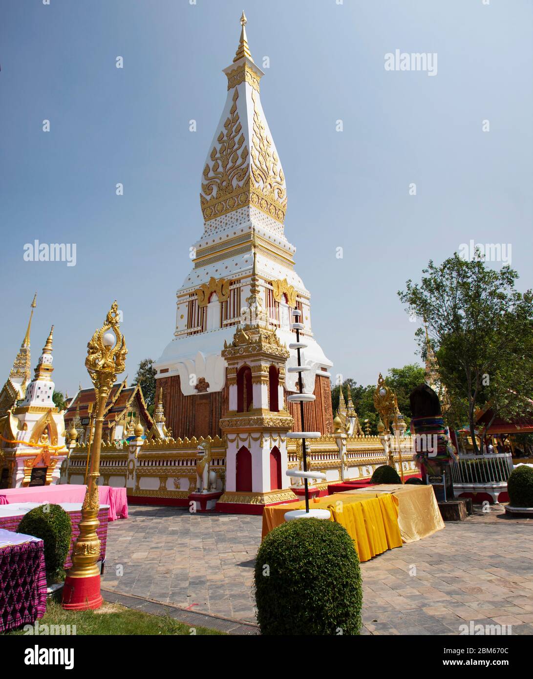 NAKHON PHANOM, THAILANDIA - 2 OTTOBRE : Pagoda o Stupa di Wat Phra che Phanom tempio per i viaggiatori stranieri e la gente tailandese viaggio visitare e rispettare pra Foto Stock