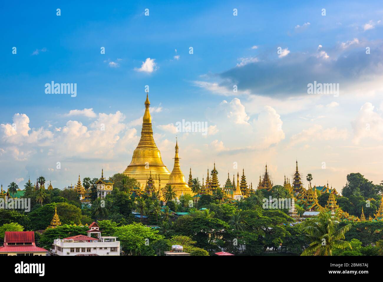 Yangon, Myanmar vista della Shwedagon pagoda al crepuscolo. Foto Stock