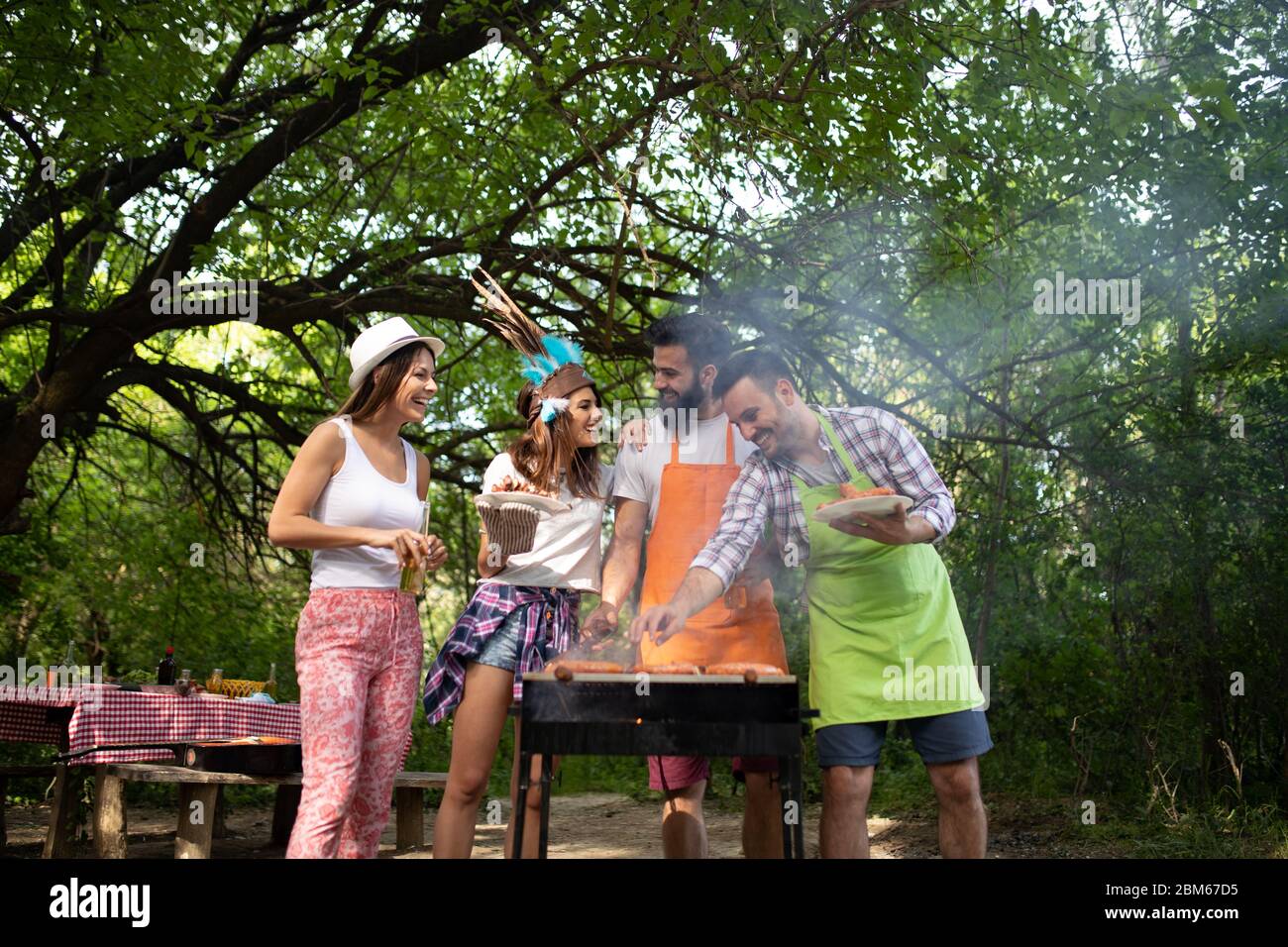 Piccolo gruppo di amici divertendosi al barbecue party Foto Stock