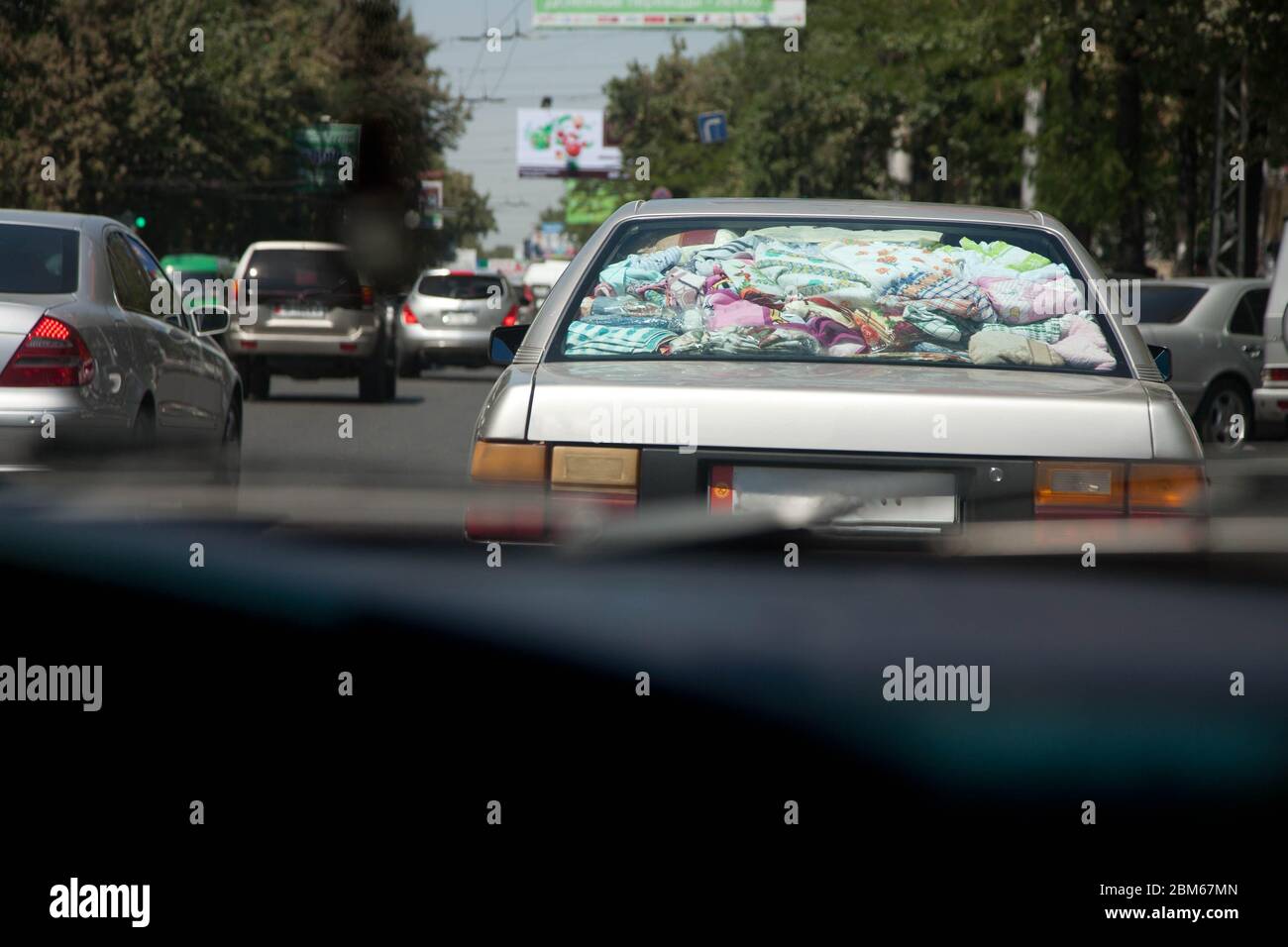 Una macchina piena di cose sta guidando lungo la strada. Auto da viaggio  del commerciante Foto stock - Alamy