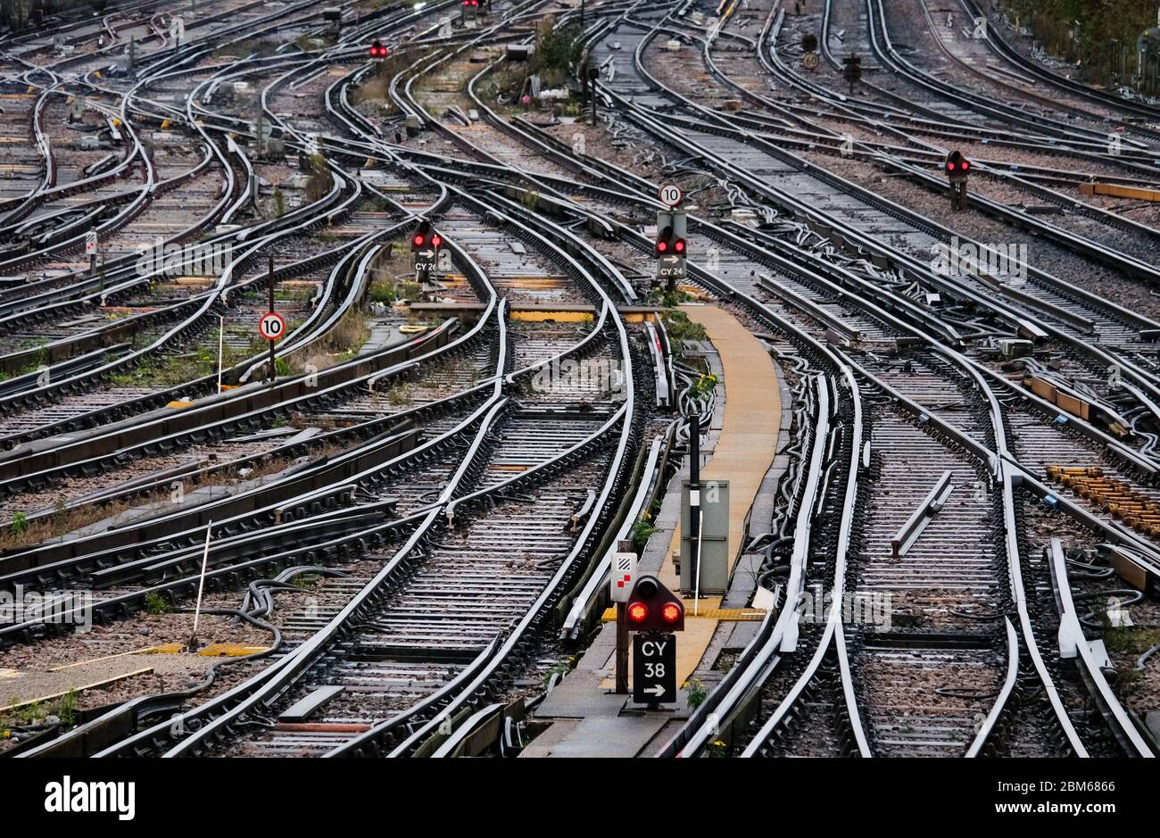 Più binari ferroviari che conducono ad una stazione ferroviaria di Londra. Foto Stock