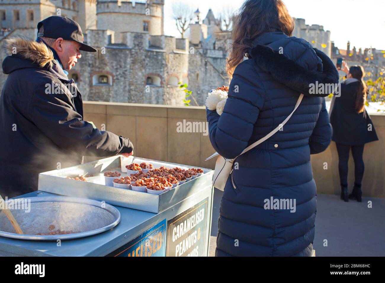 Venditore di strada che vende arachidi caramellate fuori dalla Torre di Londra Foto Stock