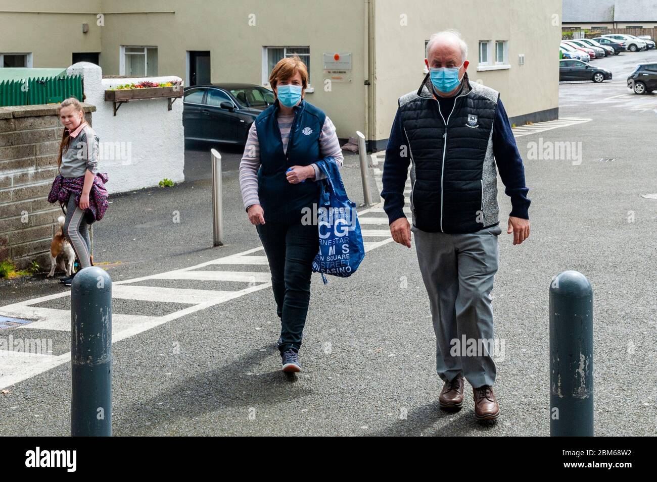 Bandon, West Cork, Irlanda. 7 maggio 2020. Bandon era molto occupato questo pomeriggio nonostante l'attuale blocco Covid-19. Molti acquirenti indossavano maschere facciali per proteggerle dal Coronavirus. Credit: AG News/Alamy Live News. Foto Stock