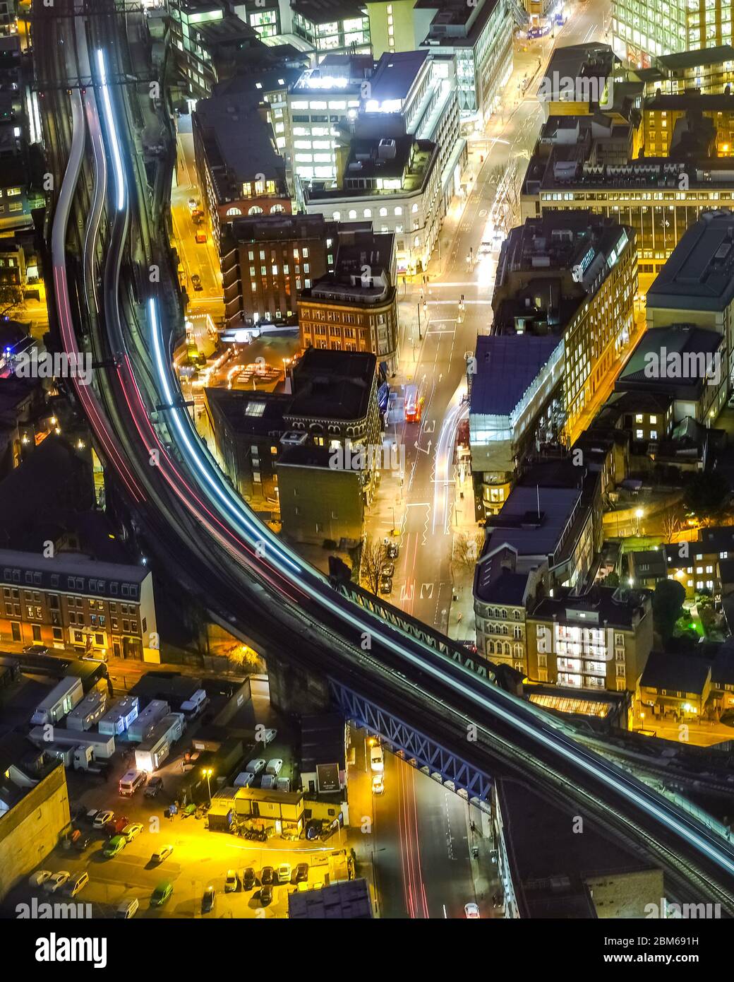 Vista ad alta angolazione delle linee ferroviarie che portano da London Bridge a Waterloo East. Foto Stock