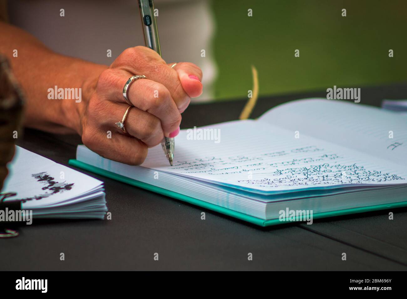 Ospite che firma un libro di ospiti di nozze Foto Stock