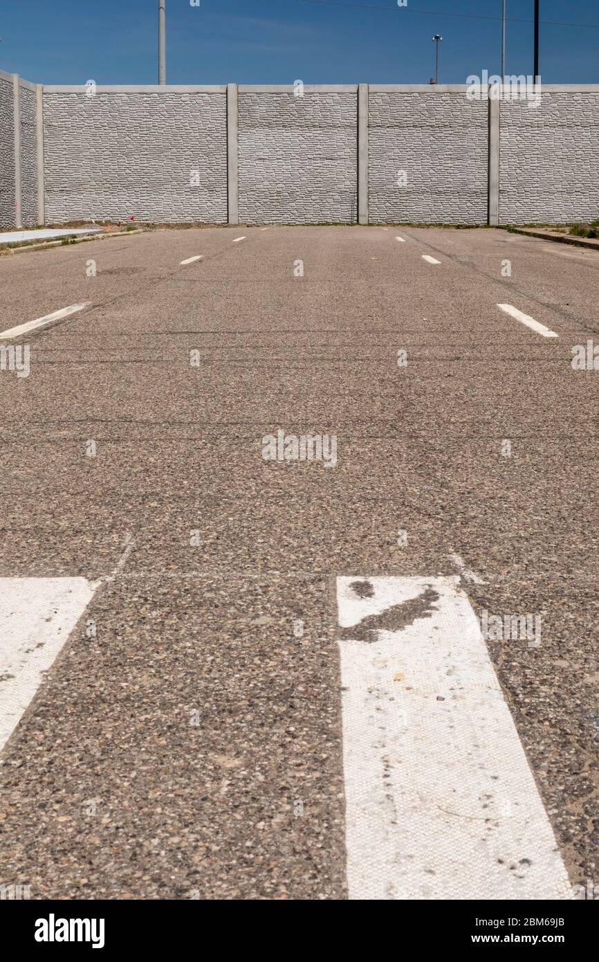 Detroit, Michigan - UN muro di cemento blocchi Charlevoix Street. Oltre il muro è in costruzione un nuovo impianto di assemblaggio auto Fiat Chrysler. Foto Stock