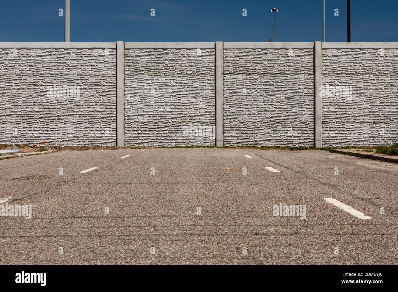 Detroit, Michigan - UN muro di cemento blocchi Charlevoix Street. Oltre il muro è in costruzione un nuovo impianto di assemblaggio auto Fiat Chrysler. Foto Stock