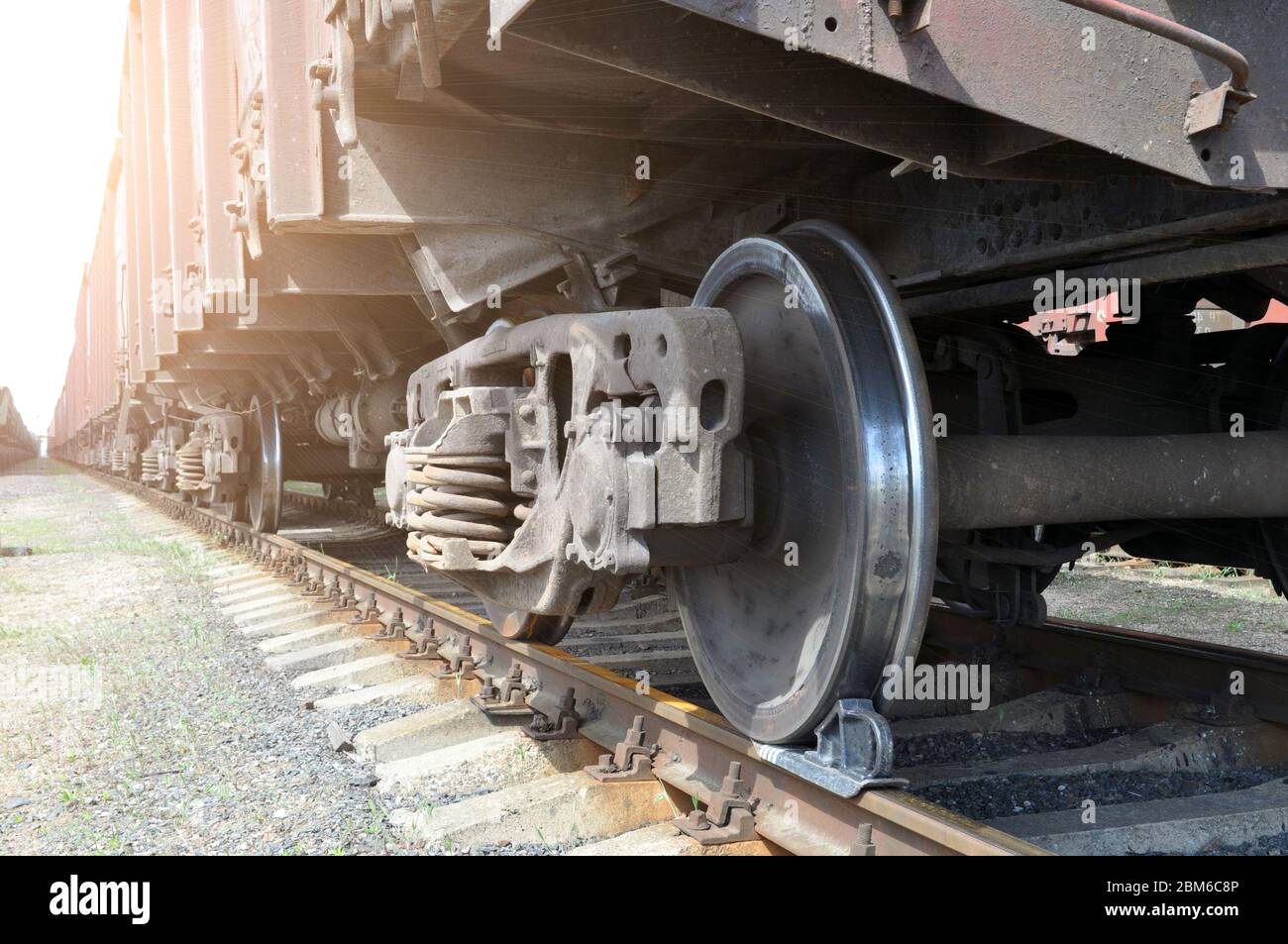 Un treno che trasporta merci industriali. Le ruote della vettura. Foto Stock