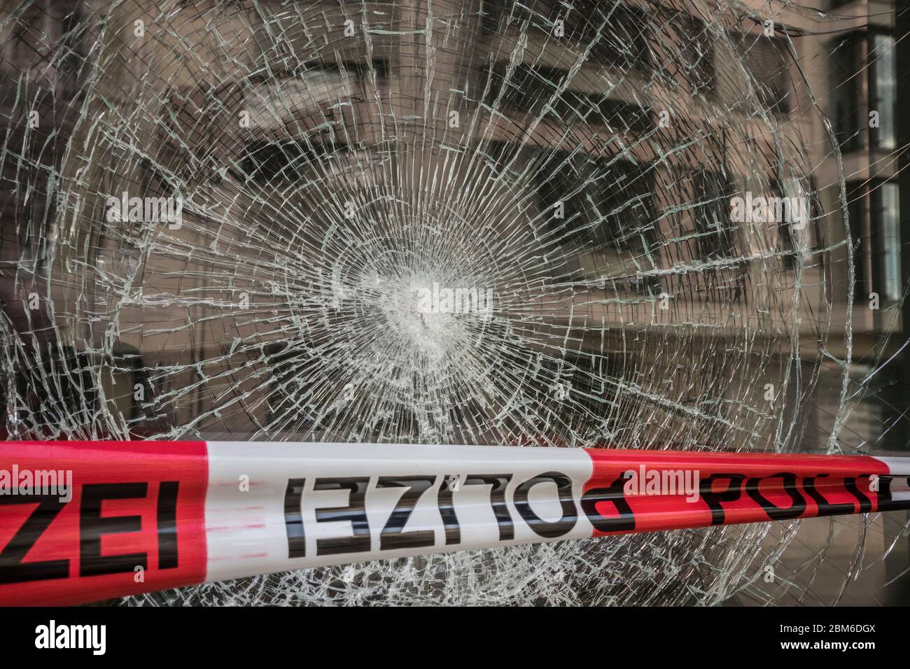 scena criminale tedesca con nastro di polizia Foto Stock