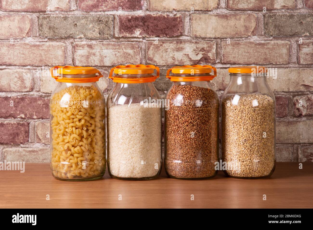 Scorte di cibo vario conservazione a lungo termine in vasetti di vetro Foto Stock
