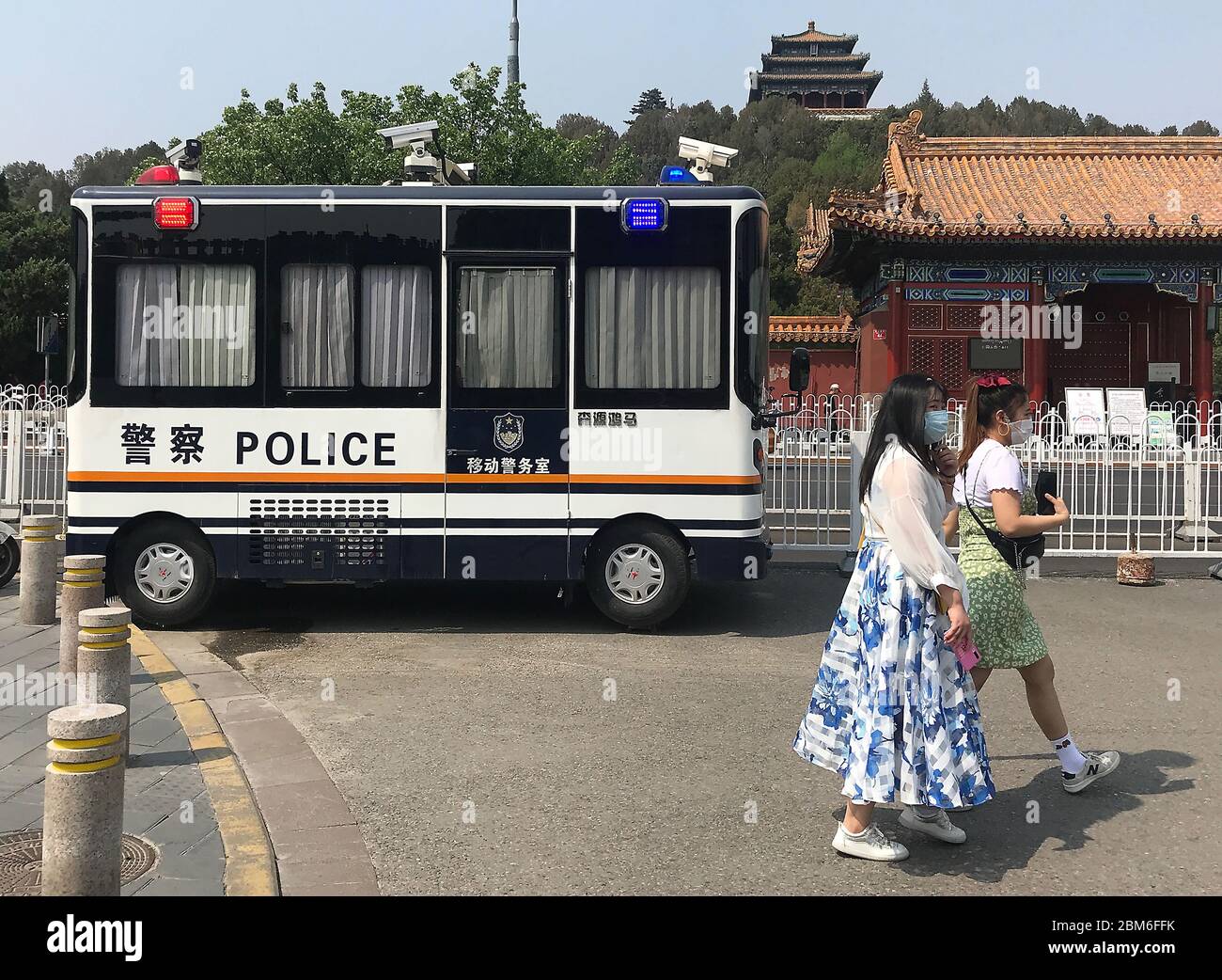 Pechino, Cina. 7 maggio 2020. Un ufficio di sorveglianza della polizia mobile è parcheggiato fuori di un parco nazionale dopo che il governo ha abbassato la minaccia Covid-19 al livello due a Pechino il giovedì 7 maggio 2020. Nonostante l'allentamento delle misure di autoquarantena nella capitale, la maggior parte delle principali aree turistiche sono chiuse al pubblico e agli stranieri. Sono necessari passaggi speciali, difficili da ottenere. Foto di Stephen Shaver/UPI Credit: UPI/Alamy Live News Foto Stock