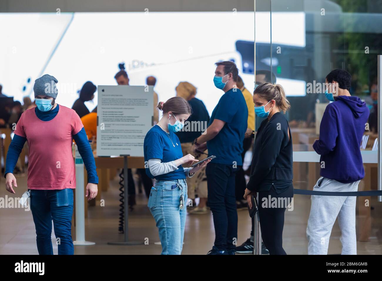 Sydney, Australia. Giovedì 7 maggio 2020. L'Apple Store di Bondi Junction, nei sobborghi orientali di Sydney, si apre così come tutti gli altri Apple Store in tutta l'Australia, poiché le restrizioni di blocco del coronavirus si limitano. Apple ha aggiunto ulteriori procedure di sicurezza, tra cui controlli della temperatura e distanziamento sociale. Credit Paul Lovelace/Alamy Live News Foto Stock