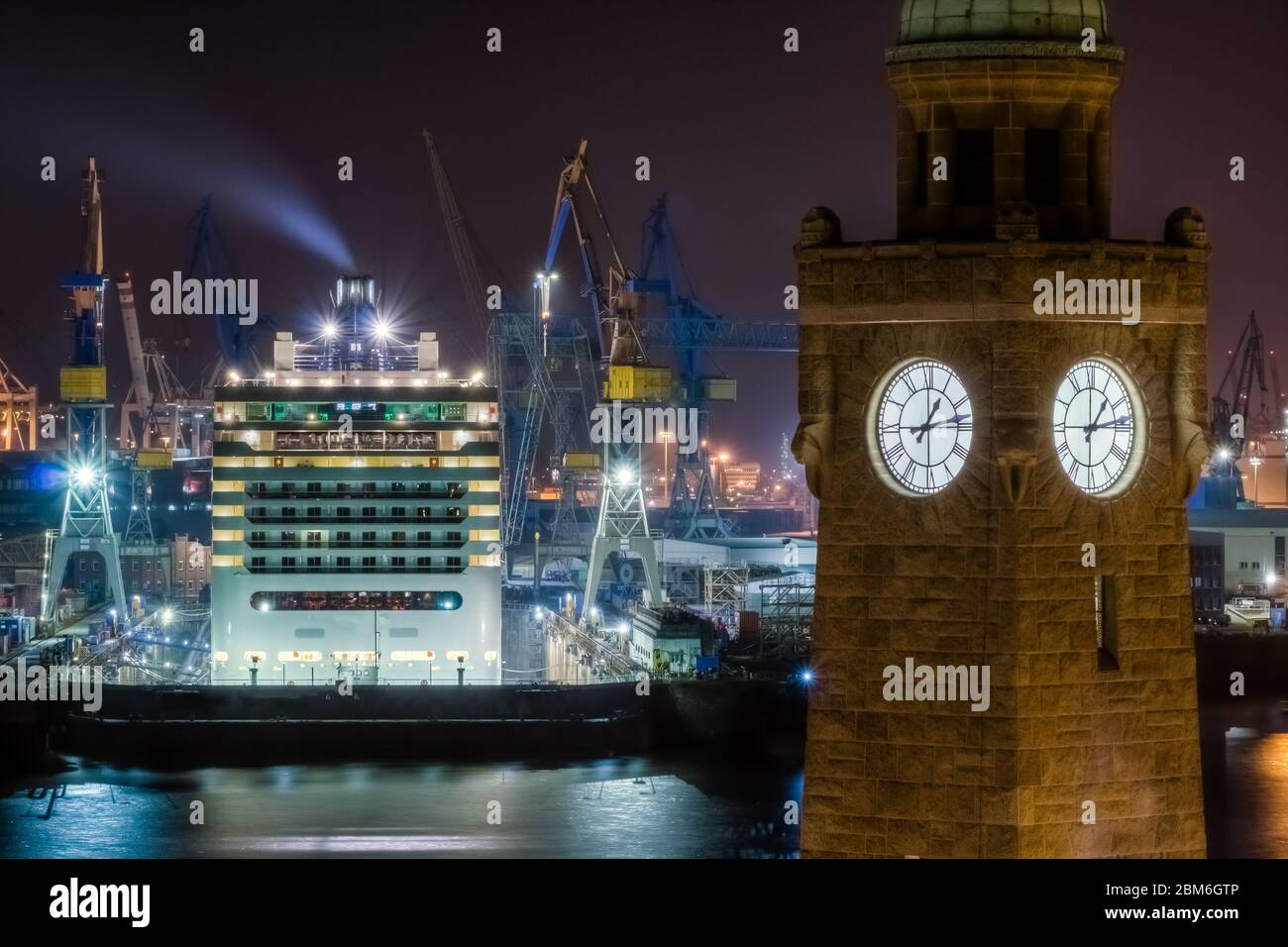 Nave da crociera nel molo di Amburgo Landungsbrücken di notte Foto Stock