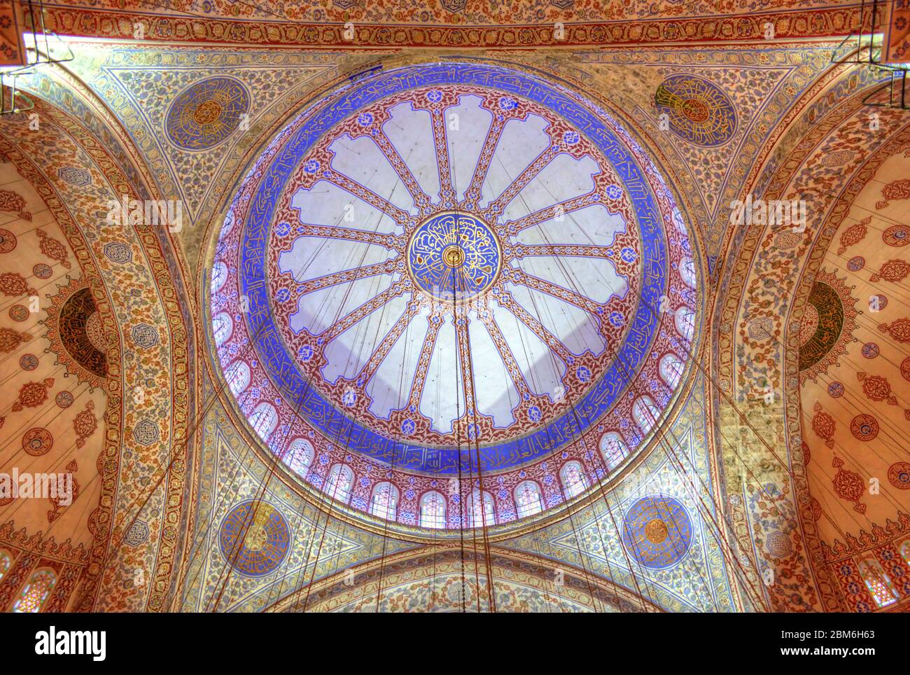 L'interno della Moschea Blu (Moschea Sultan Ahmed). L'effetto HDR è stato applicato. Foto Stock