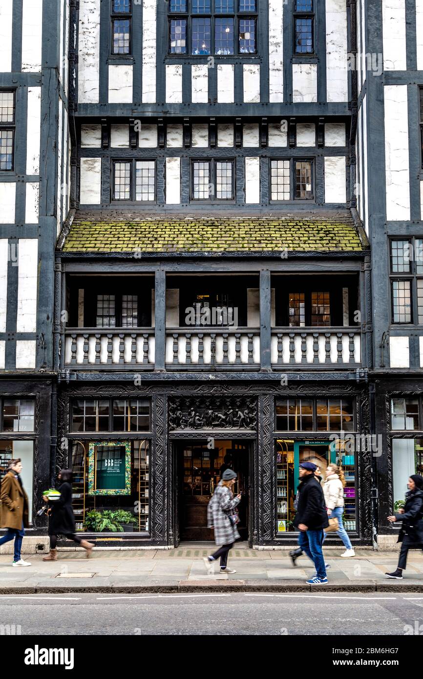 Esterno in stile Tudor in bianco e nero decorato di Liberys London, Londra, Regno Unito Foto Stock
