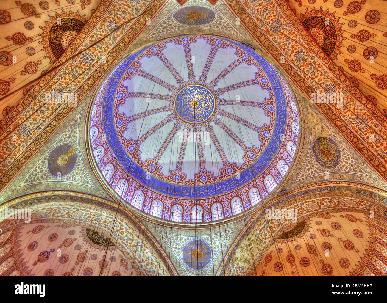L'interno della Moschea Blu (Moschea Sultan Ahmed). L'effetto HDR è stato applicato. Foto Stock