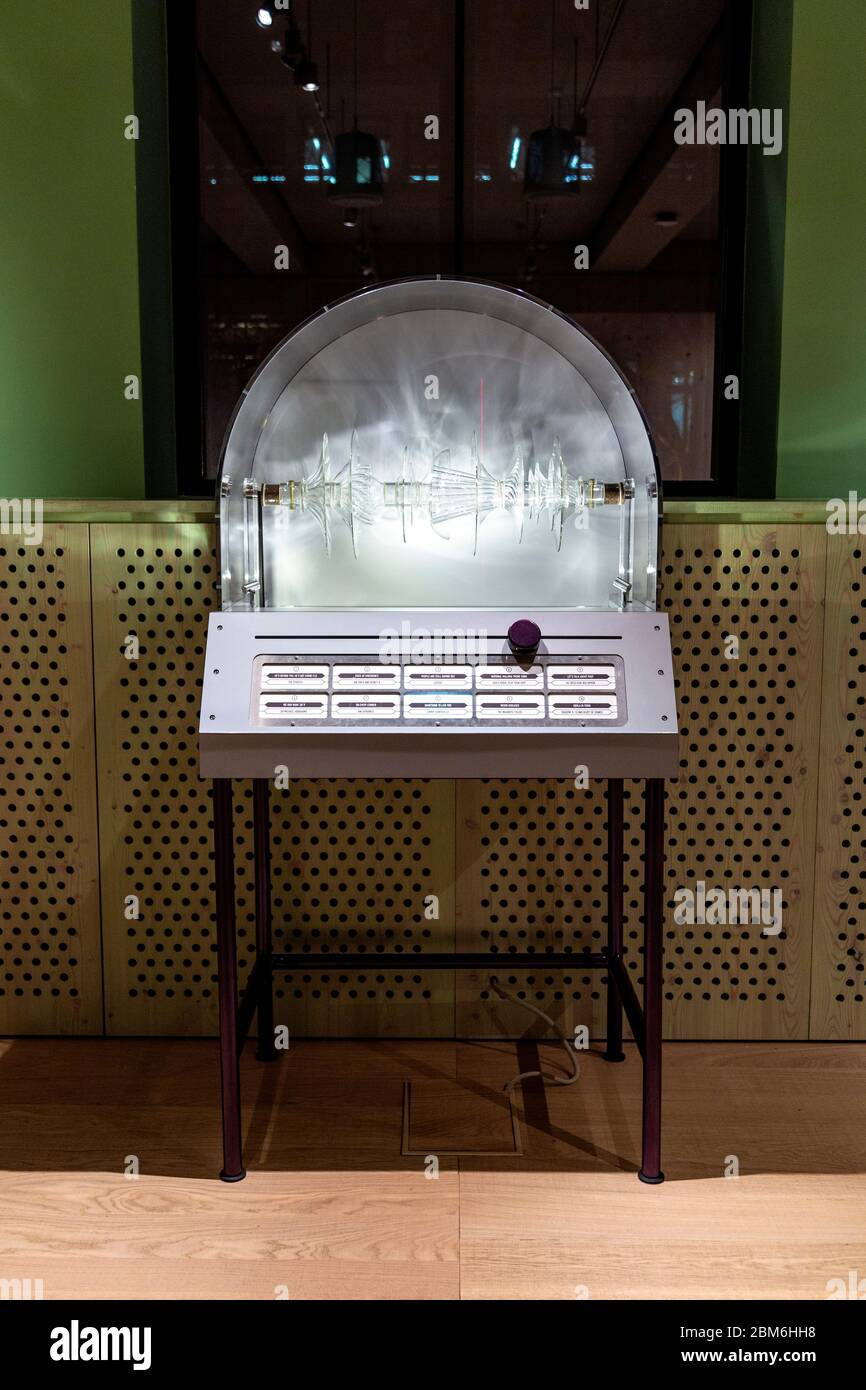 'Jukebox' di Kin, installazione interattiva che contiene una selezione di canzoni che si riferiscono alle epidemie, Being Human, Wellcome Collection, Londra, Regno Unito Foto Stock