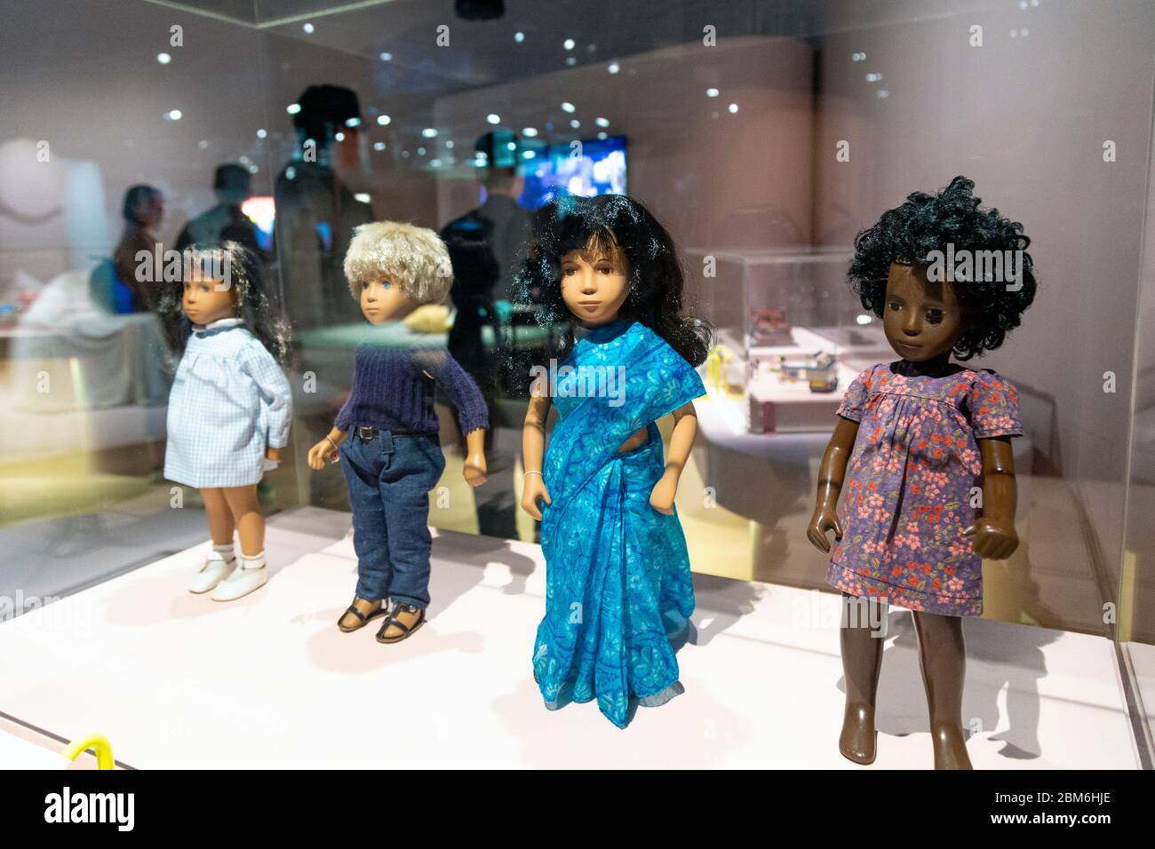 Bambole di Sasha che mettono in risalto la diversità, le culture e le etnie diverse alla mostra "Play Well" alla Wellcome Collection, Londra, Regno Unito Foto Stock