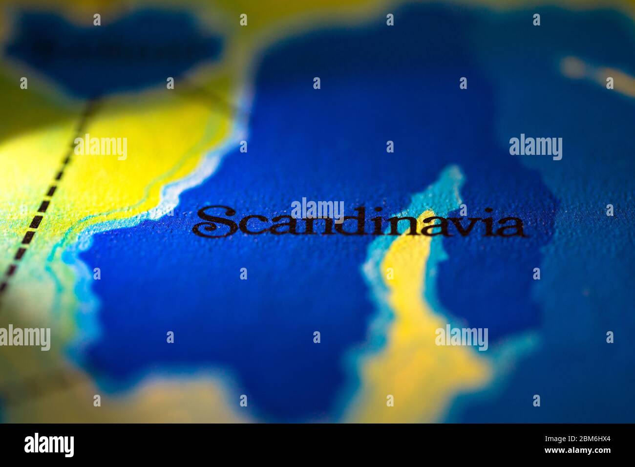 Profondità di campo ridotta focalizzazione sulla posizione geografica della regione scandinava nel continente europeo sull'atlante Foto Stock