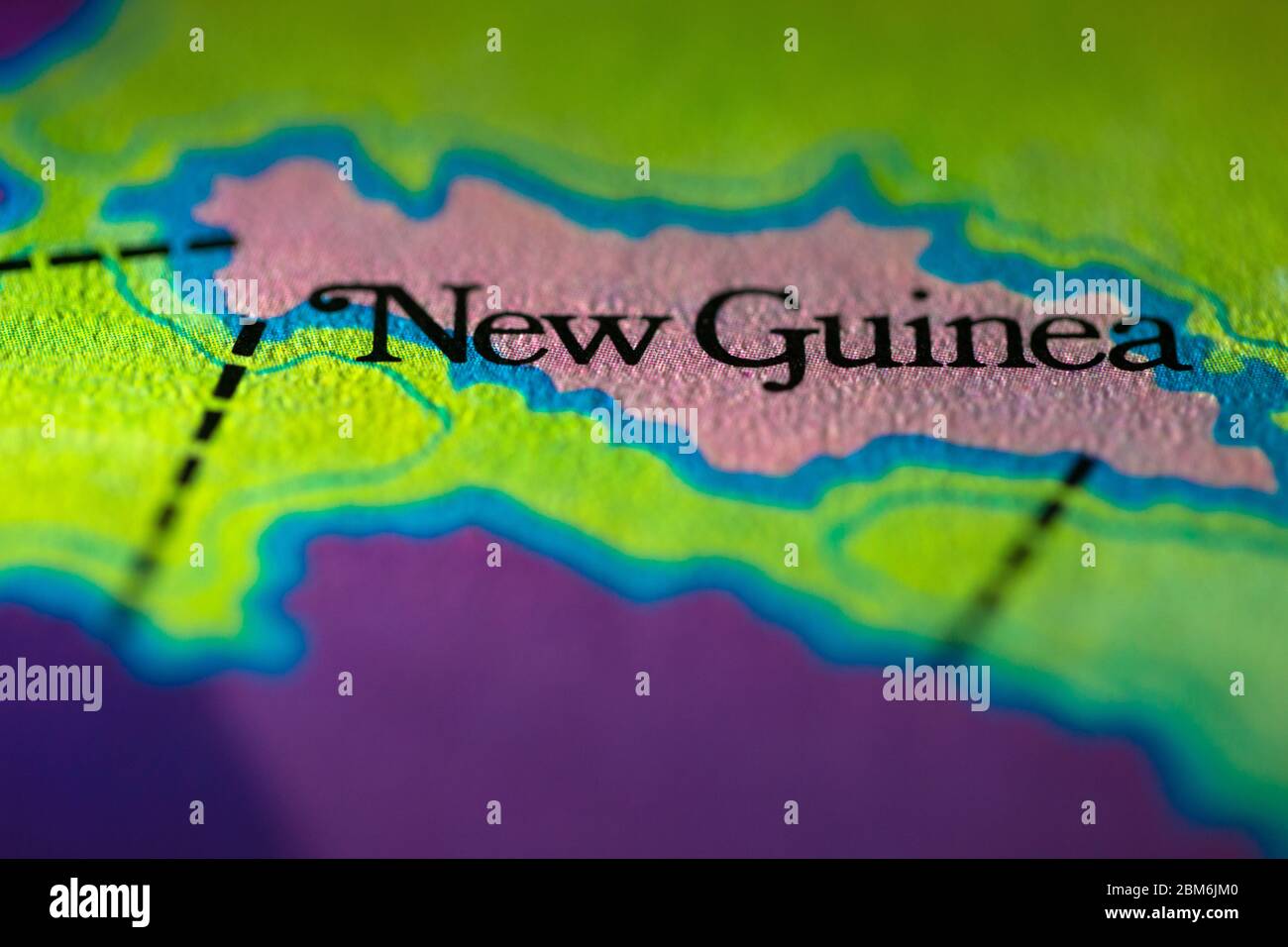 Profondità di campo poco profonda fuoco sulla mappa geografica posizione del paese Papua Nuova Guinea in Asia Oceania continente su atlas Foto Stock