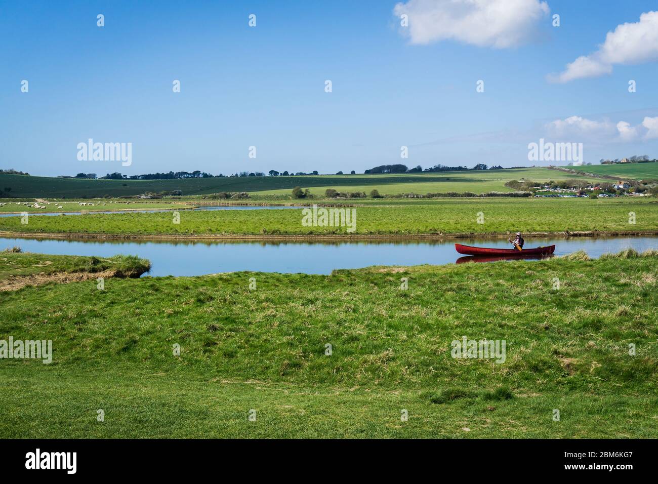 Costeggiando il fiume attraverso le paludi salate, si trova il Seven Sisters, South Downs Country Park, nel Sussex orientale, Regno Unito Foto Stock