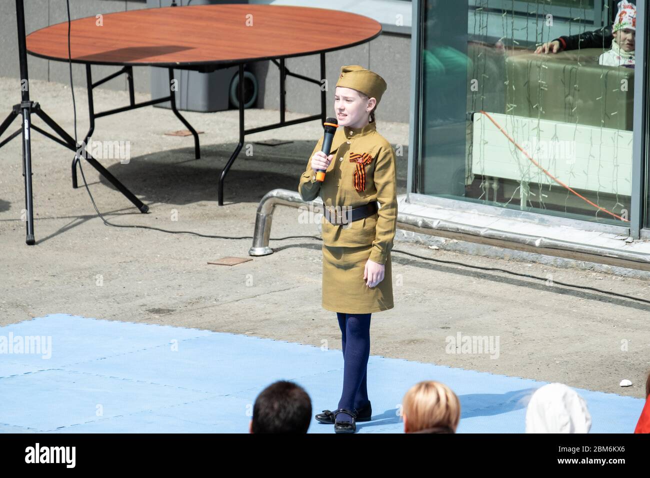 Khabarocsk, Russia - 09 maggio 2019: Concerto in onore della Giornata della Vittoria nella grande guerra patriottica. I bambini raccontano poesie Foto Stock