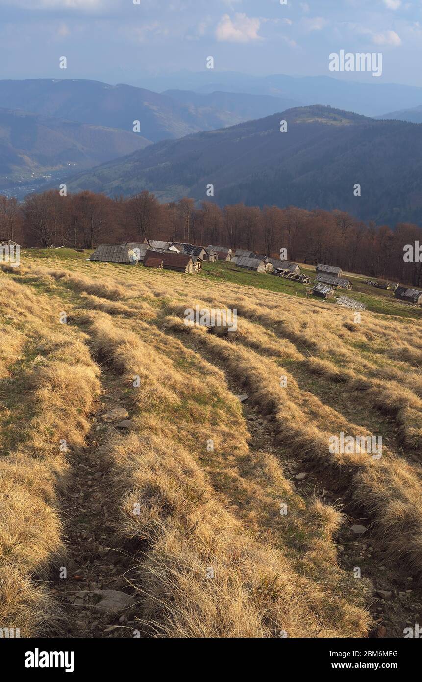 Paesaggio primaverile con un villaggio in montagna. Carpazi, Ucraina, Europa Foto Stock