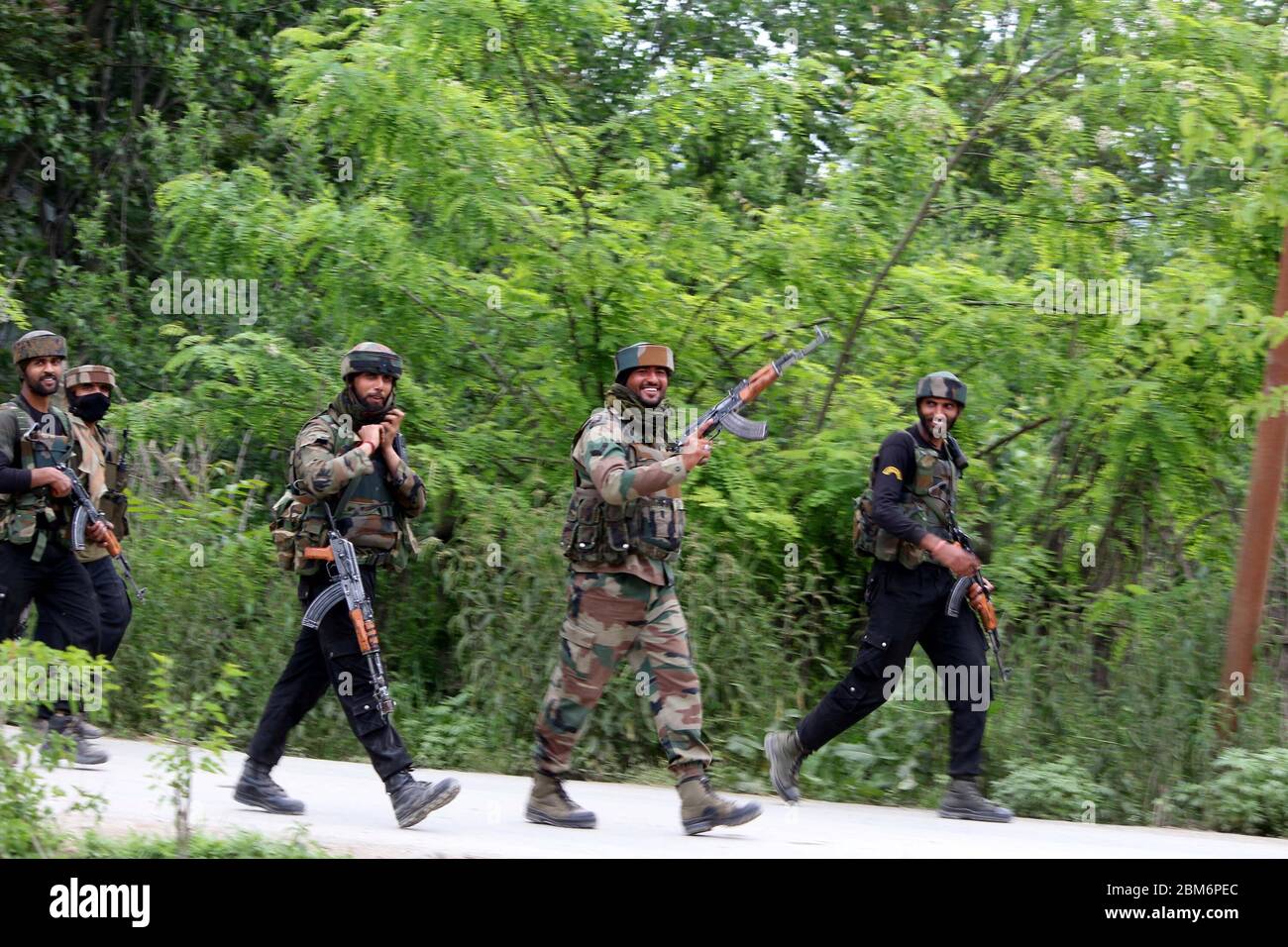 Pulwama, India. 06 maggio 2020. Soldati paramilitari indiani che ritornano dal luogo di incontro nella zona di Awantipora, a sud del Kashmir, India, mercoledì 6 maggio 2020. Le forze governative hanno ucciso un comandante ribelle e il suo aiuto e hanno chiuso i servizi di telefonia cellulare e internet mobile durante le successive proteste anti-India (Foto di Muneeb ul Islam/ Pacific Press/Sipa USA) Credit: Sipa USA/Alamy Live News Foto Stock