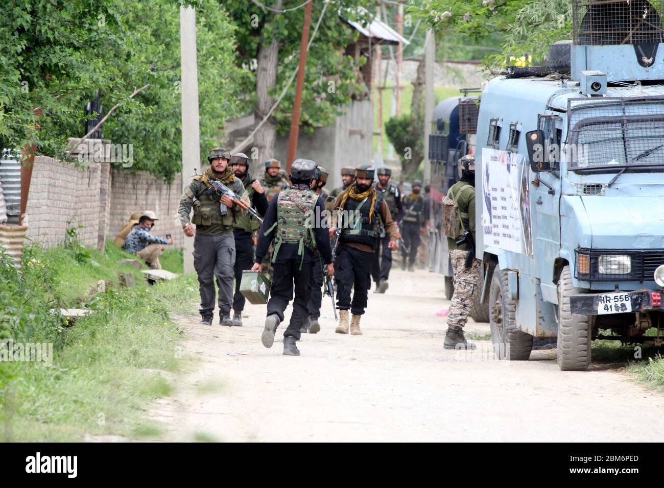 Pulwama, India. 06 maggio 2020. Soldati paramilitari indiani Passeggiate verso il sito di incontro nella zona di Awantipora, a sud del Kashmir, India, Mercoledì 6 maggio 2020. Le forze governative hanno ucciso un comandante ribelle e il suo aiuto e hanno chiuso i servizi di telefonia cellulare e internet mobile durante le successive proteste anti-India (Foto di Muneeb ul Islam/ Pacific Press/Sipa USA) Credit: Sipa USA/Alamy Live News Foto Stock