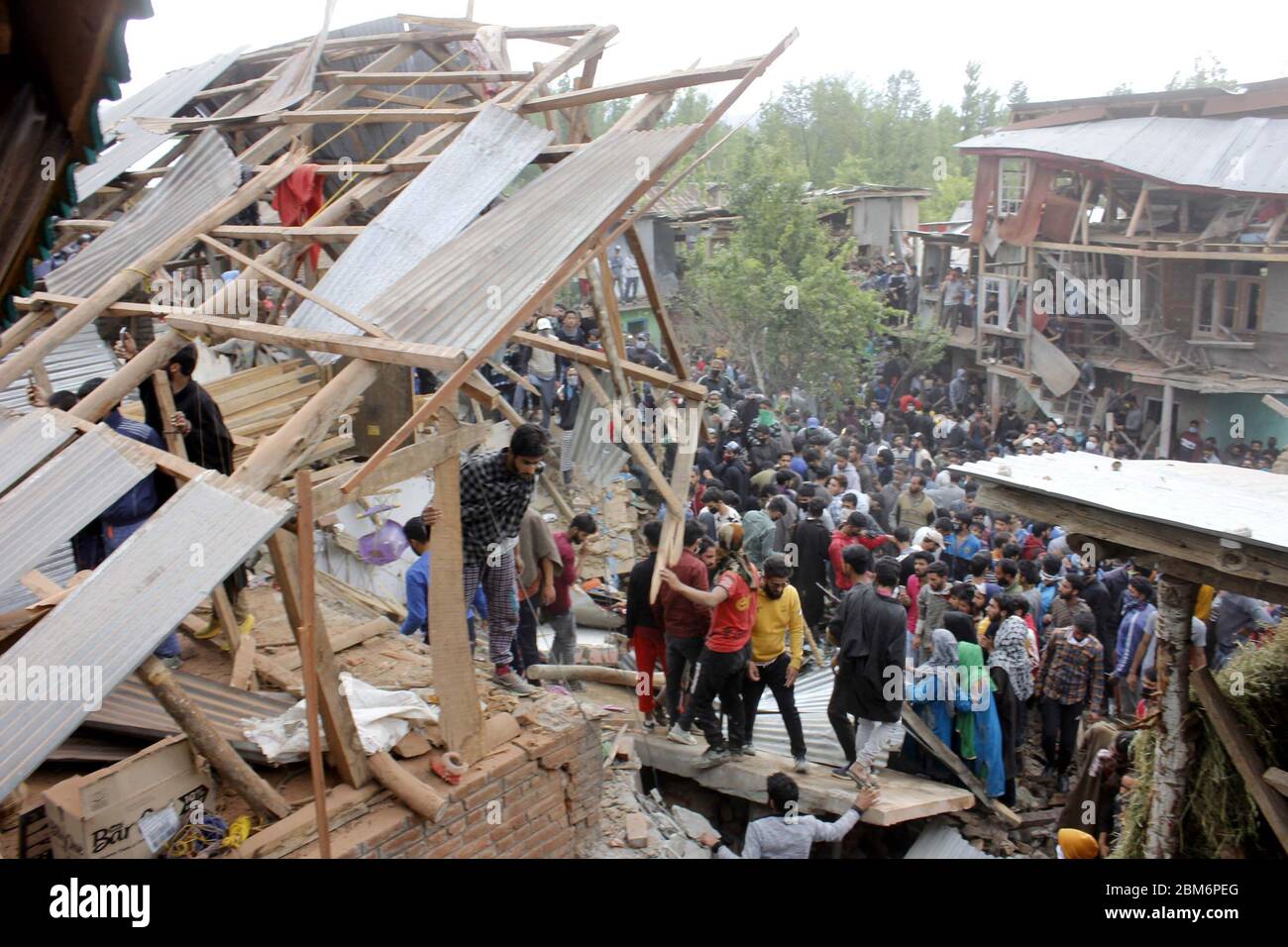 Pulwama, India. 06 maggio 2020. La gente si trova vicino ai detriti di una casa nella zona di Awantipora, a sud del Kashmir, India, mercoledì 6 maggio 2020. Le forze governative hanno ucciso un comandante ribelle e il suo aiuto e hanno chiuso i servizi di telefonia cellulare e internet mobile durante le successive proteste anti-India (Foto di Muneeb ul Islam/ Pacific Press/Sipa USA) Credit: Sipa USA/Alamy Live News Foto Stock