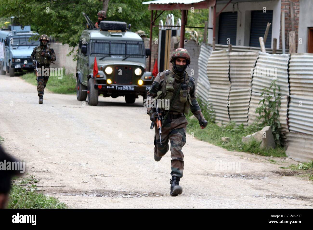 Pulwama, India. 06 maggio 2020. Soldati paramilitari indiani Passeggiate verso il sito di incontro nella zona di Awantipora, a sud del Kashmir, India, Mercoledì 6 maggio 2020. Le forze governative hanno ucciso un comandante ribelle e il suo aiuto e hanno chiuso i servizi di telefonia cellulare e internet mobile durante le successive proteste anti-India (Foto di Muneeb ul Islam/ Pacific Press/Sipa USA) Credit: Sipa USA/Alamy Live News Foto Stock