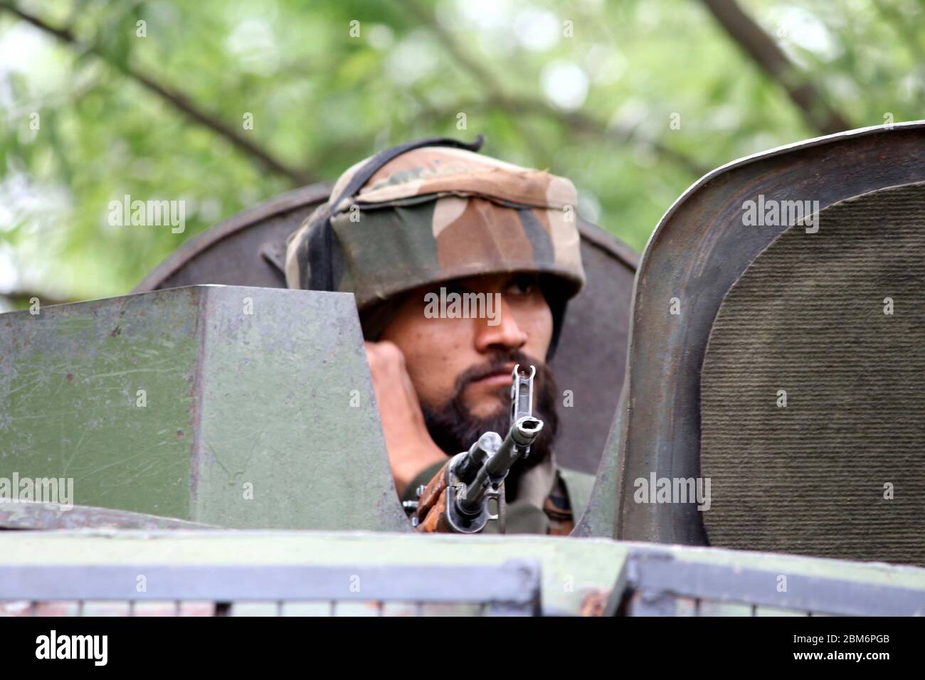 Pulwama, India. 06 maggio 2020. I soldati paramilitari indiani sono la guardia mentre i soldati della polizia e dell'esercito lanciano un'operazione nella zona di Awantipora, a sud del Kashmir, in India, mercoledì 6 maggio 2020. Le forze governative hanno ucciso un comandante ribelle e il suo aiuto e hanno chiuso i servizi di telefonia cellulare e internet mobile durante le successive proteste anti-India (Foto di Muneeb ul Islam/ Pacific Press/Sipa USA) Credit: Sipa USA/Alamy Live News Foto Stock