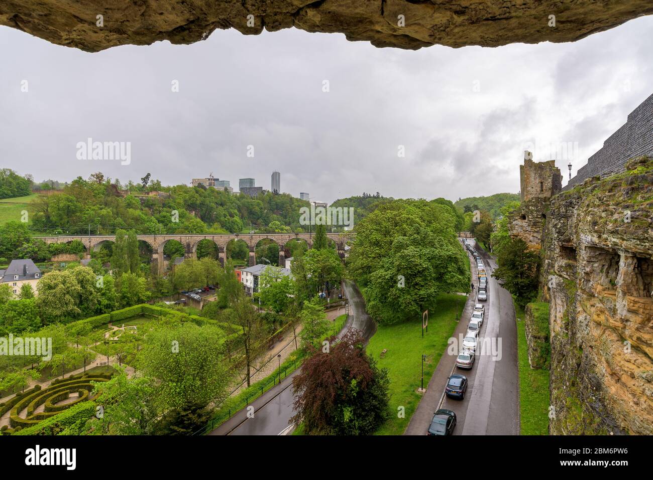 Veduta aerea della città di Lussemburgo, capitale del Granducato di Lussemburgo, Città Vecchia e quartiere di Grund con l'Abbazia di Neumunster e il fiume Alzette Foto Stock