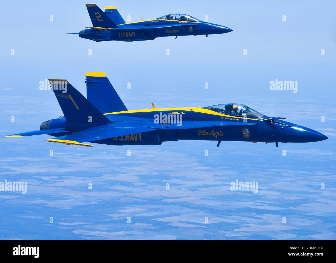 Angelo Blu 1, volato da CMdR. Brian Kesselring, comandante degli Angeli blu della Marina degli Stati Uniti, vola verso un KC-10 Extender dalla base congiunta McGuire-Dix-Lakehurst, N.J., per ricevere carburante tra le dimostrazioni sul Texas, 6 maggio 2020. I Blue Angels volarono su Dallas, ft. Worth, Houston e New Orleans in risposta all'America forte. America strong è un saluto collaborativo della Marina militare e dell'Air Force per riconoscere gli operatori sanitari, i soccorritori e altri membri essenziali del personale, pur essendo solidali con tutti gli americani durante la pandemia COVID-19. (STATI UNITI Foto dell'Air Force di staff Sgt. Jake carter) Foto Stock