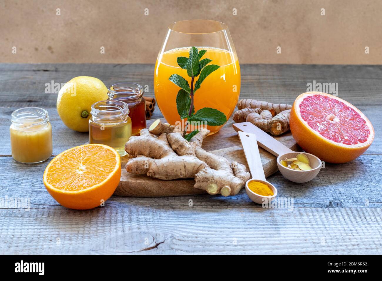 Succo d'arancia con menta, zenzero, frutta fresca, miele e curcuma Foto  stock - Alamy