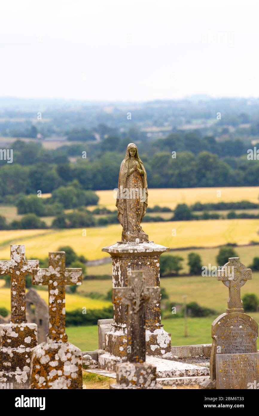 Scultura di Vigin Mary nel cimitero alla Rocca di Cashel, Contea Tipperary, Irlanda Foto Stock