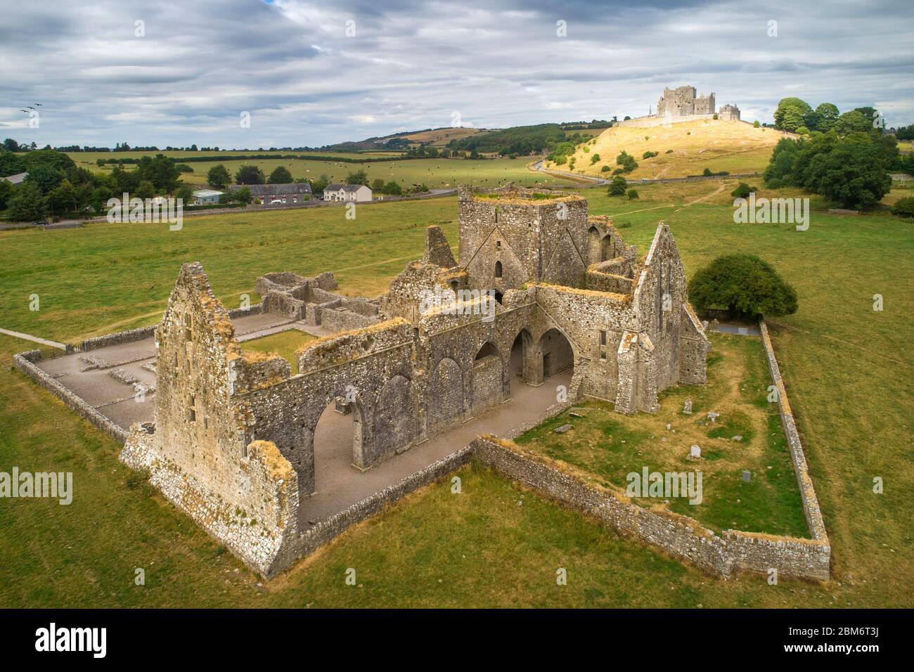 Veduta aerea dell'Abbazia di Hore che guarda verso la Rocca di Cashel, County Tipperary, Irlanda Foto Stock