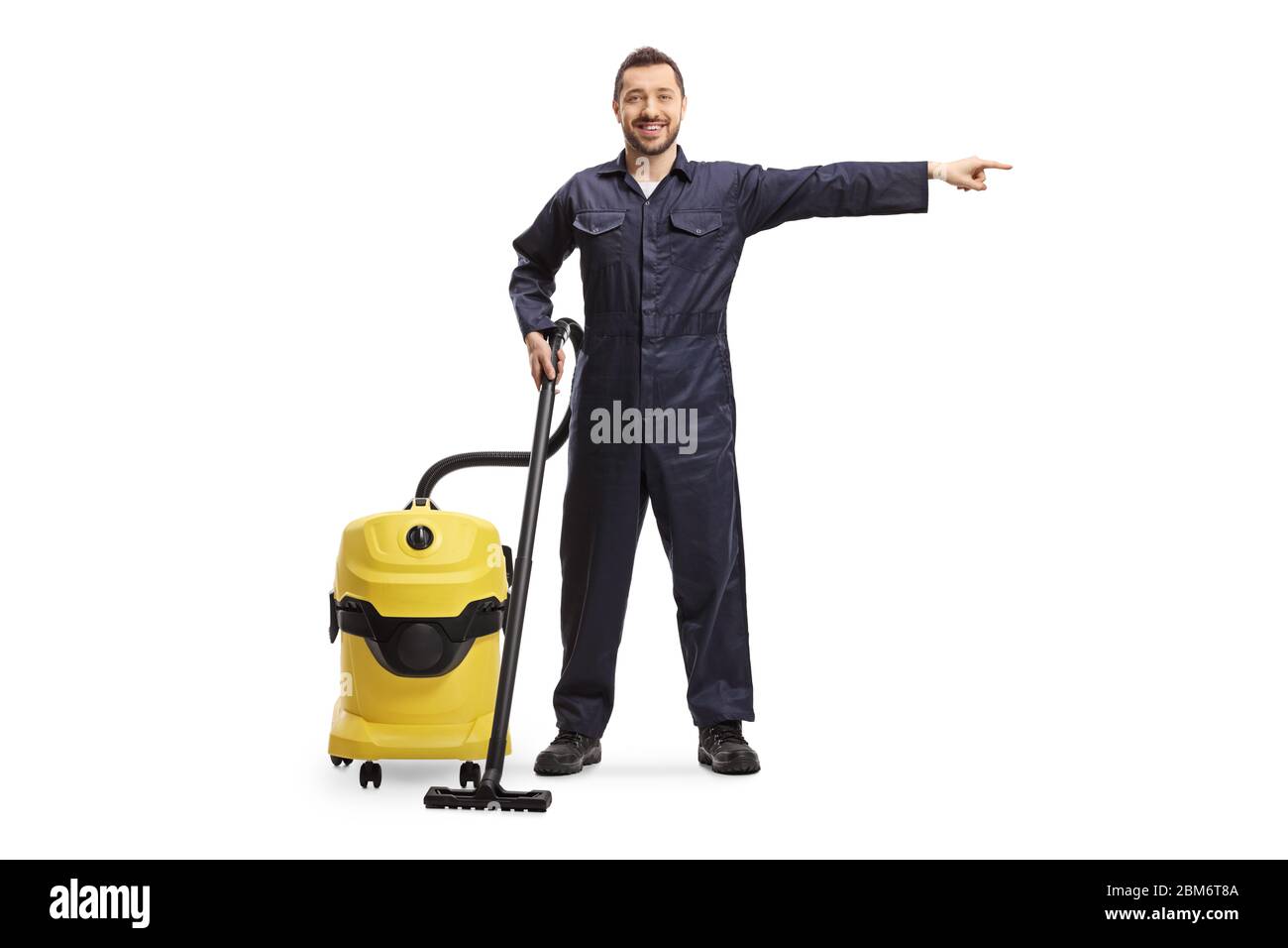 Ritratto a tutta lunghezza di un lavoratore maschile da un cervice di pulizia con una macchina di aggancio rivolta verso il lato isolato su sfondo bianco Foto Stock
