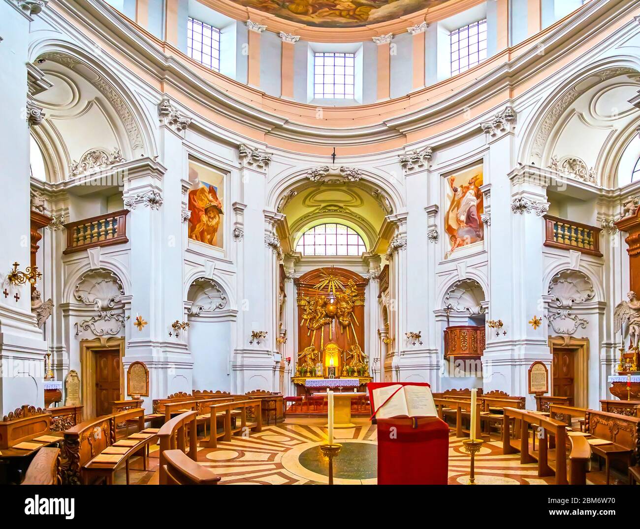 SALISBURGO, AUSTRIA - 1 MARZO 2019: Panorama dell'interno ovale della Chiesa della Santissima Trinità con panchine semicircolari per parrocchiani, il 1 marzo a S. Foto Stock