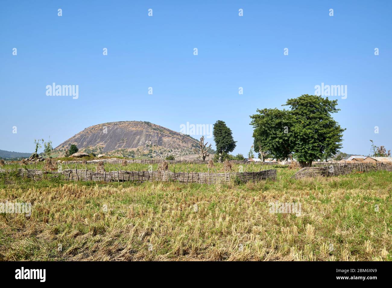 Paesaggio dei campi coltivati e montagna sacra intorno a genu. Foto Stock